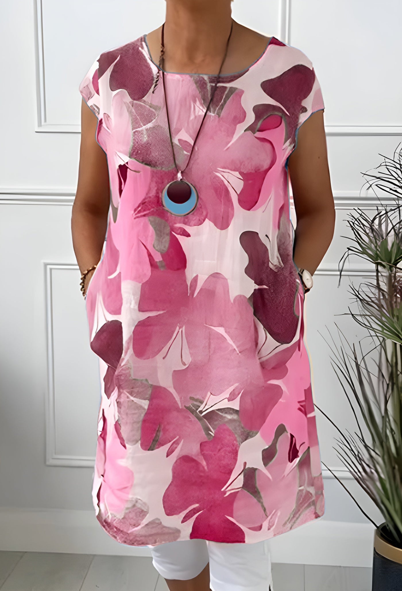 Carla - Leichtes Kleid mit Schmetterlingsmuster und rundem Ausschnitt