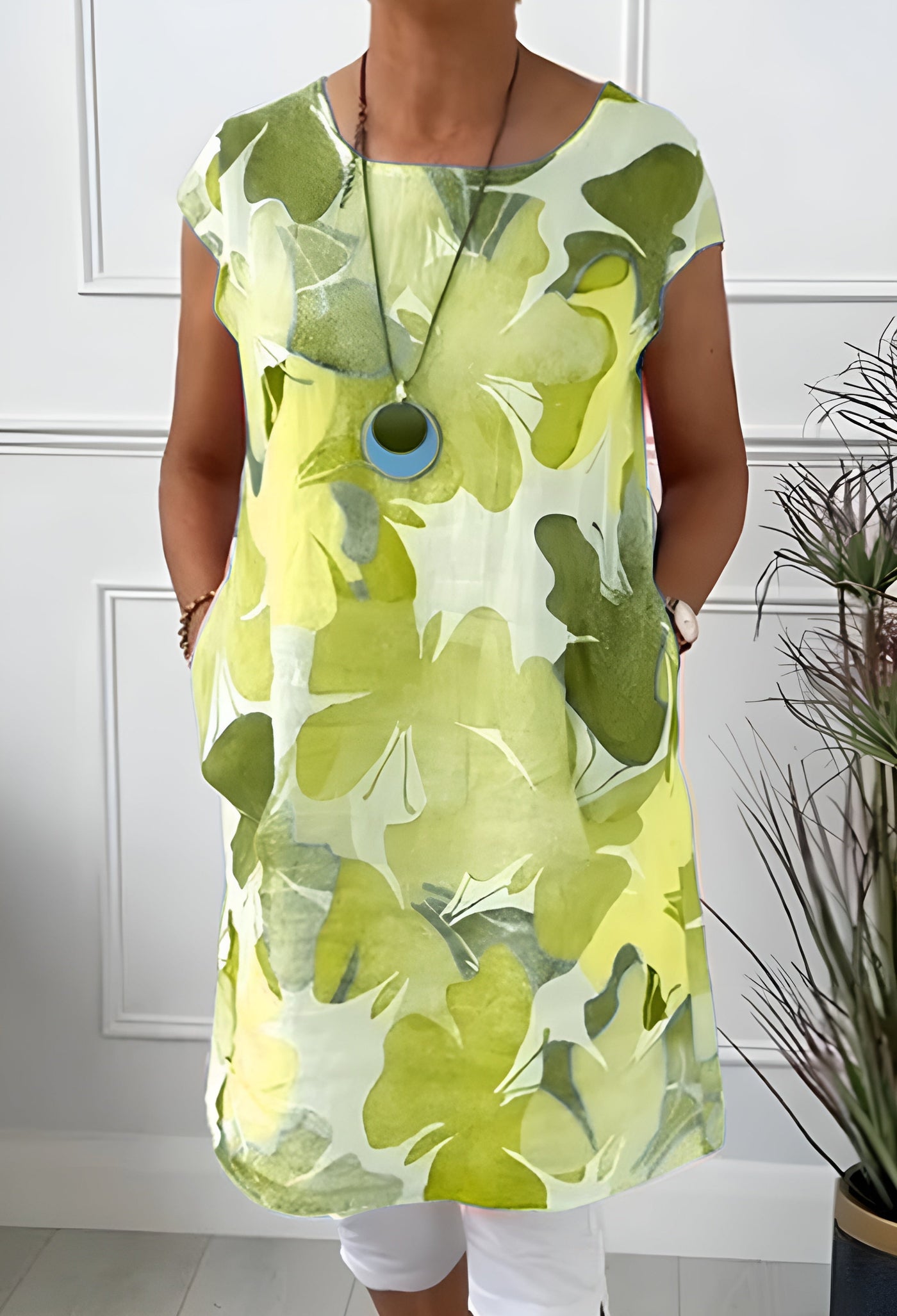 Carla - Leichtes Kleid mit Schmetterlingsmuster und rundem Ausschnitt