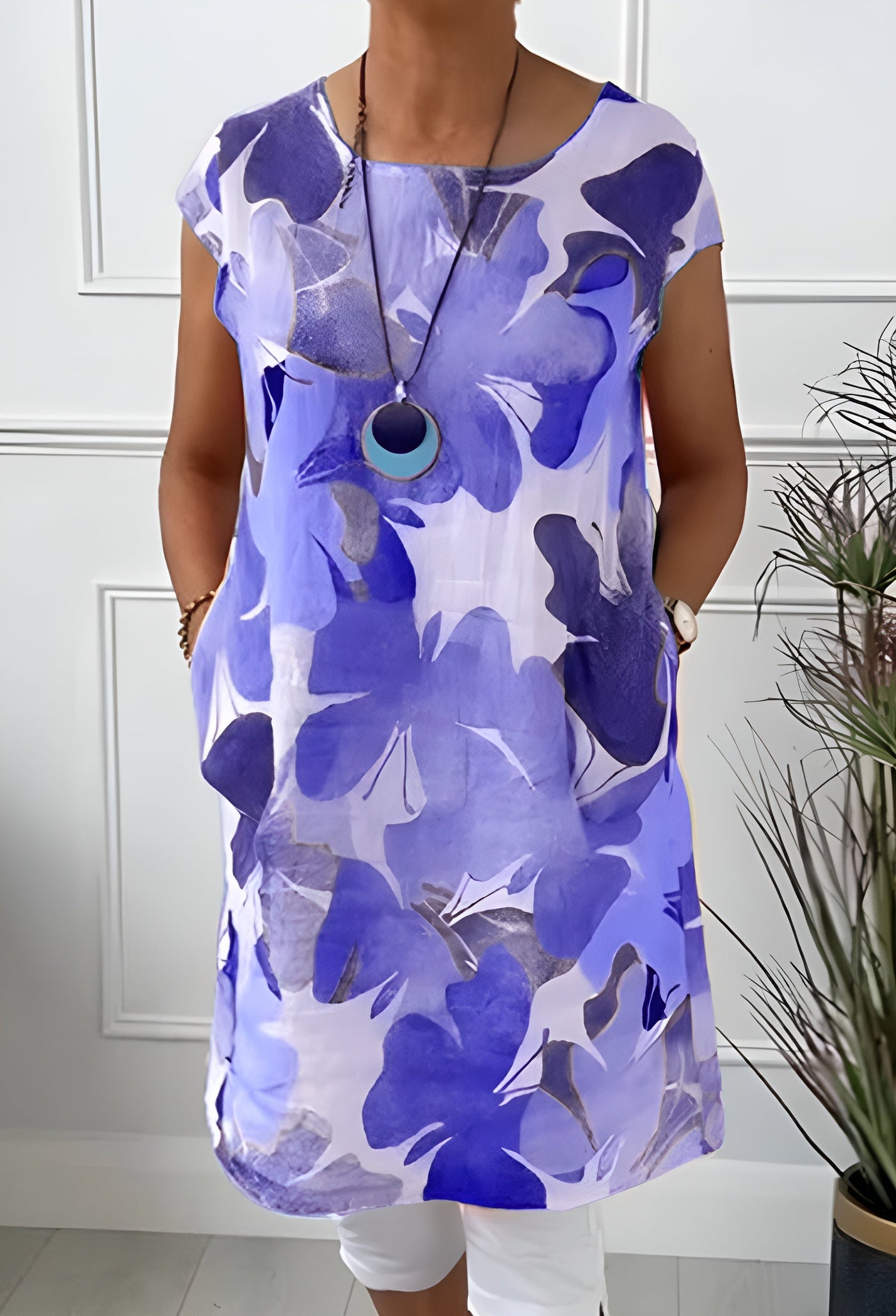 Carla - Leichtes Kleid mit Schmetterlingsmuster und rundem Ausschnitt