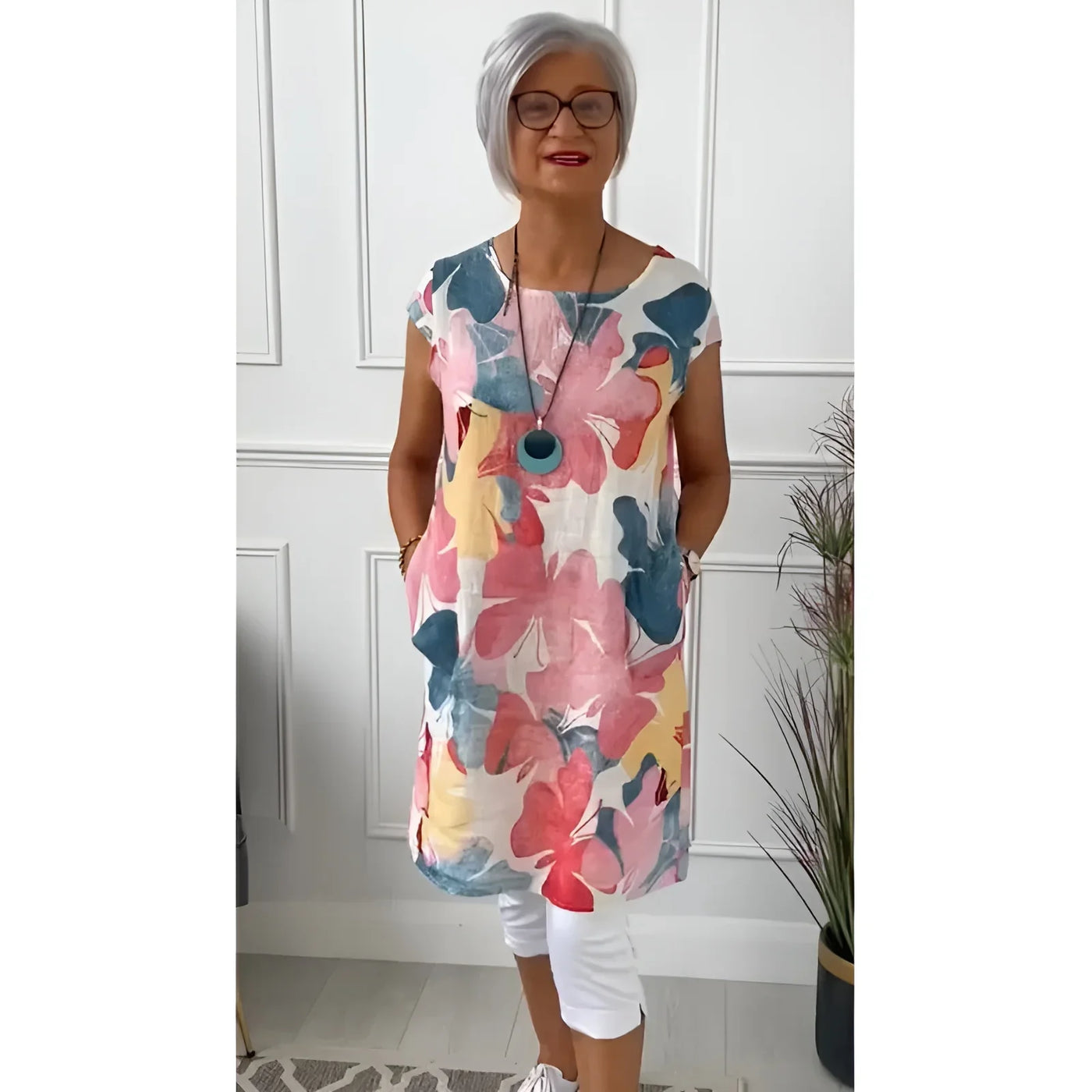 Carla - Leichtes Kleid mit Schmetterlingsmuster und rundem Ausschnitt