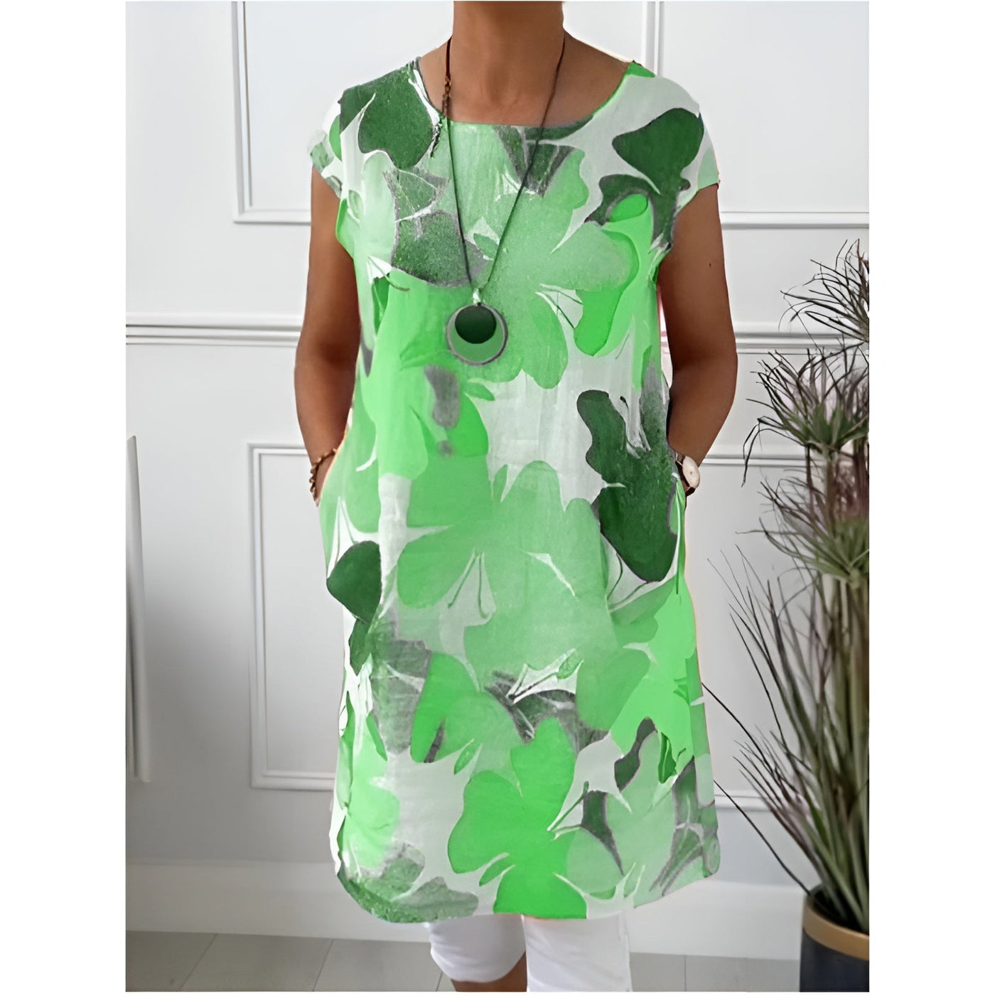 Carla - Leichtes Kleid mit Schmetterlingsmuster und rundem Ausschnitt